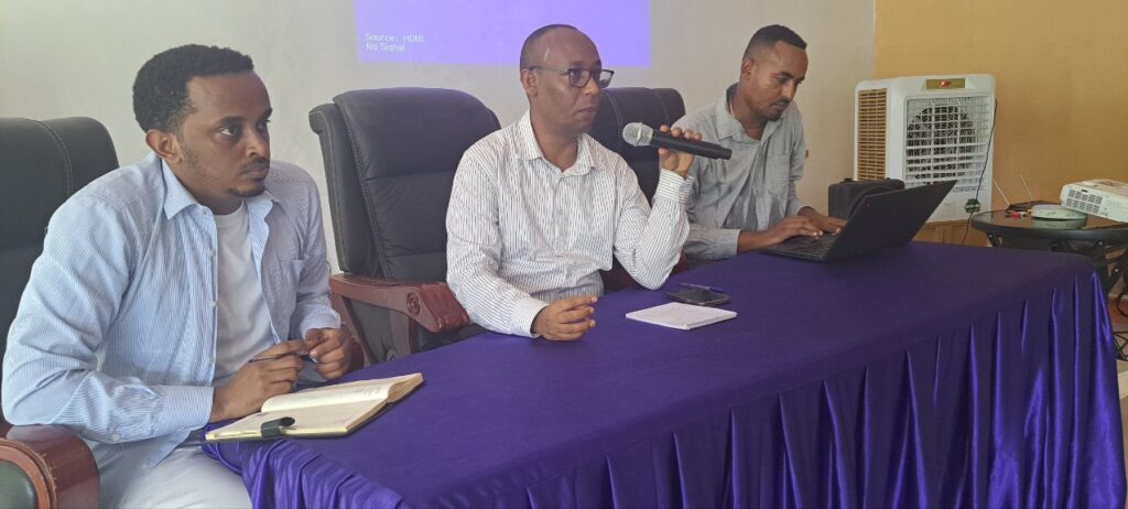 አቤል አዳነ፤ የኢሰመኮ የጋምቤላ ከተማ ጽቤት ኋላፊ (በግራ በኩል)፤ ዶር ሚዛኔ አባተ፤ የኢሰመኮ የሰብአዊ መብቶች ክትትልና ምርመራ ክፍል ከፍተኛ